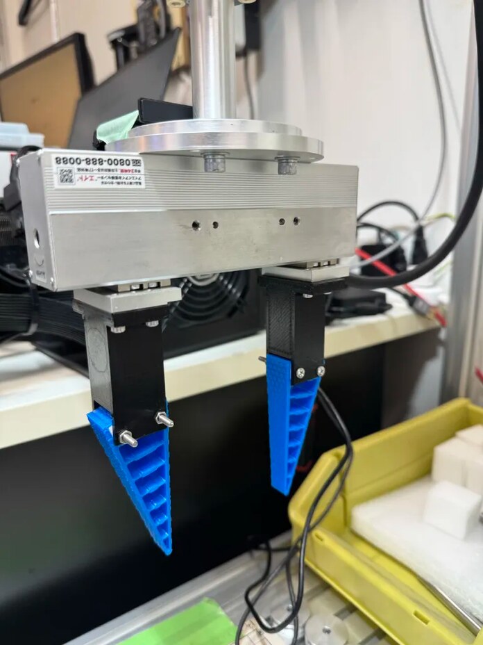 自作アダプターで取り付けた FinRay ソフトハンド