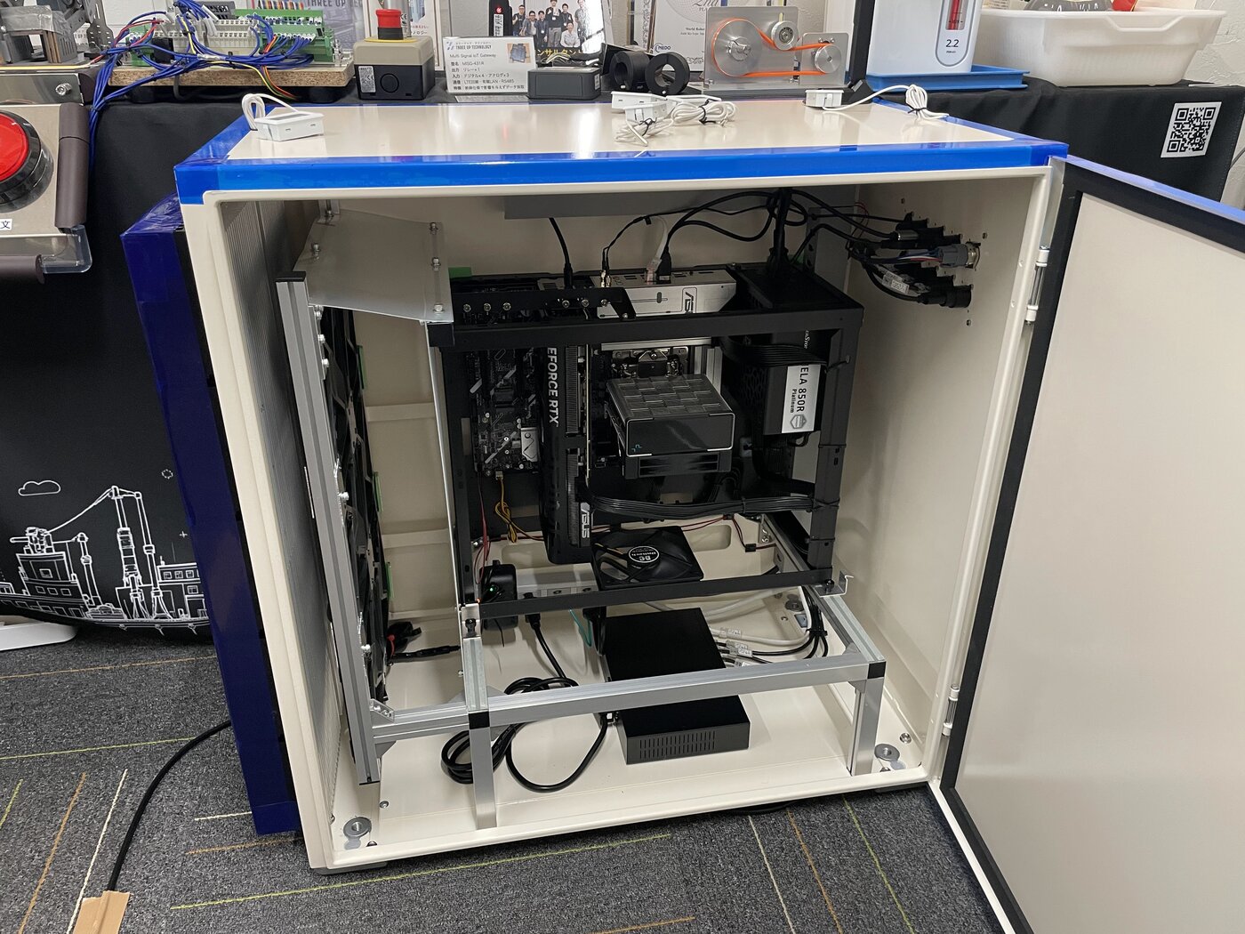 防塵仕様のキャビネットに収めたGPUマシンの実機