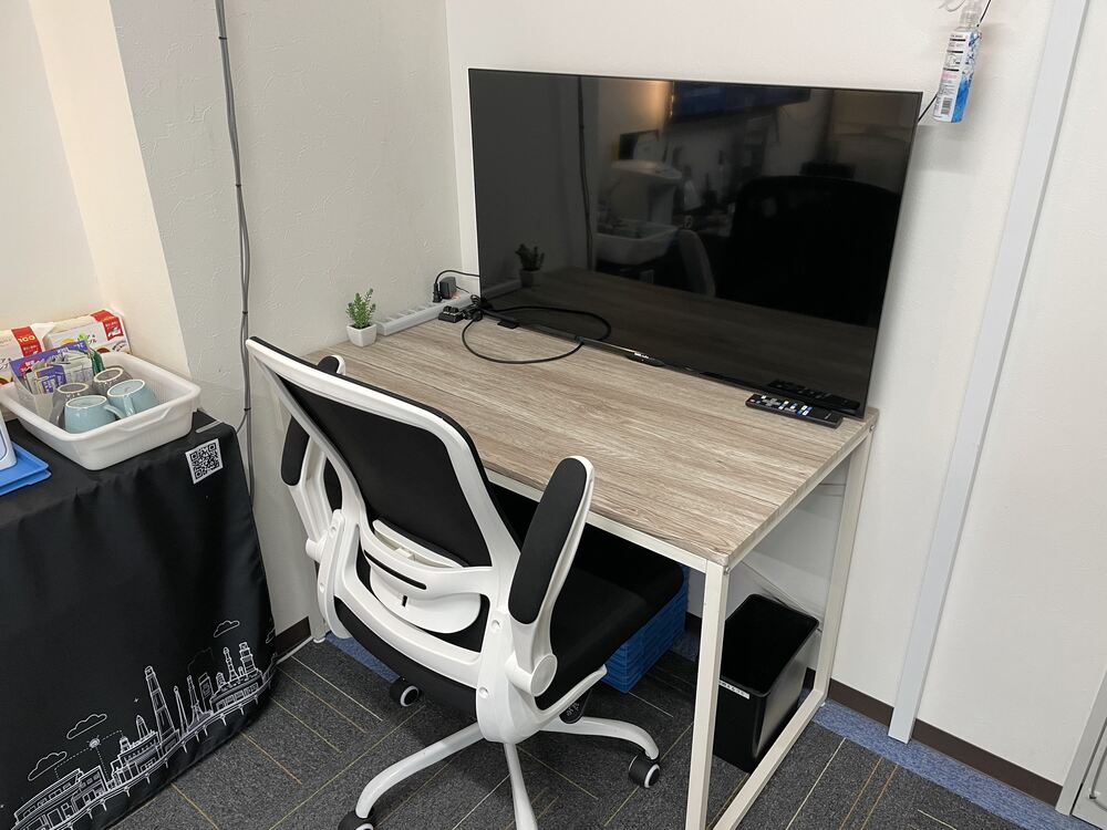 実習生専用のデスクと椅子。2席を専用に確保しています。