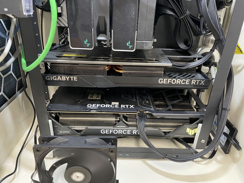 デュアルRTX 4090機（24GB×2）。画像生成も大型モデルもローカルで回せます。