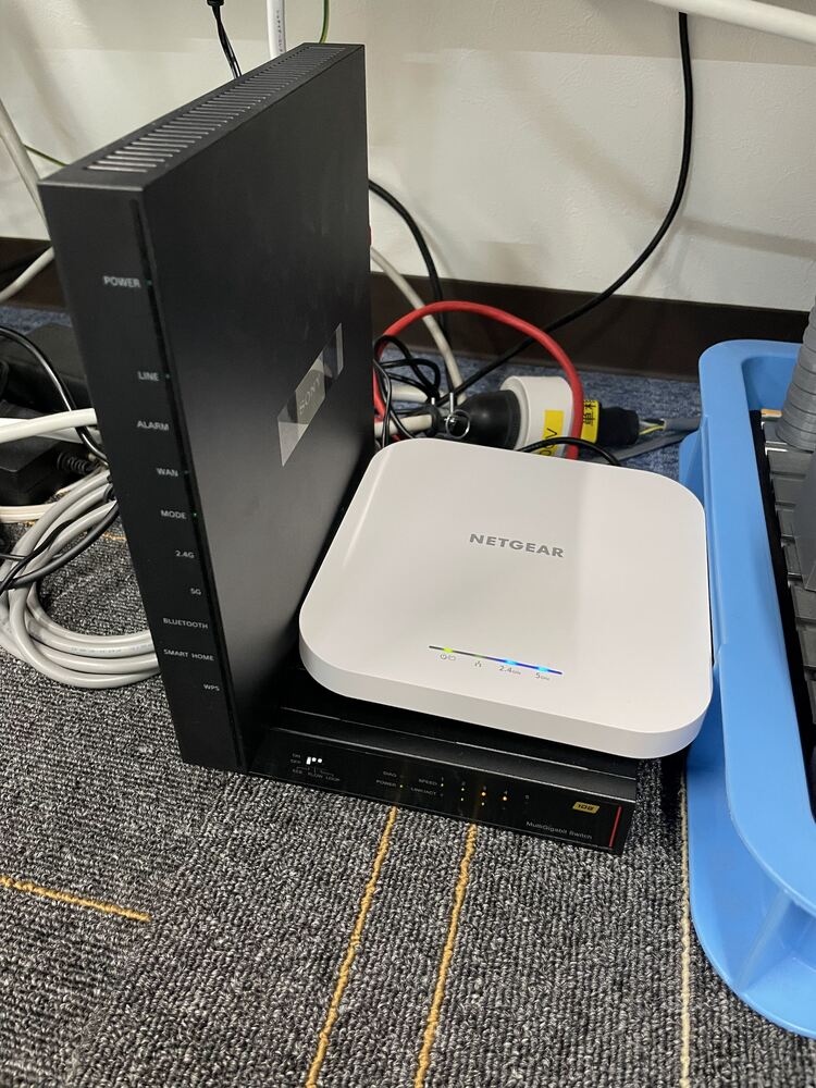 10Gbpsインターネット回線＋業務用無線AP。モデルのダウンロードで待ちません。