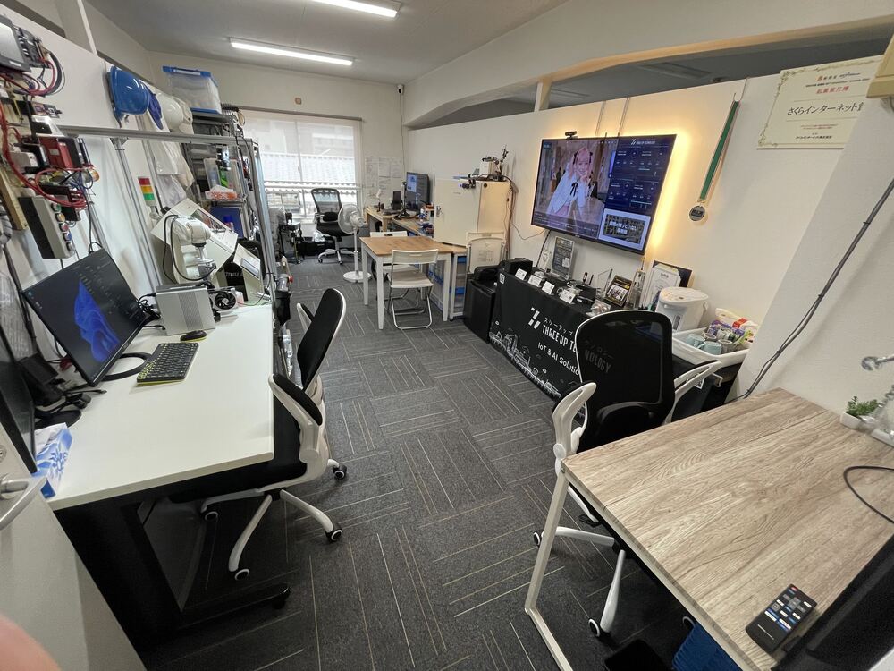 スタジオ全景。ロボット・GPU機・PLCが同じ部屋にあります。