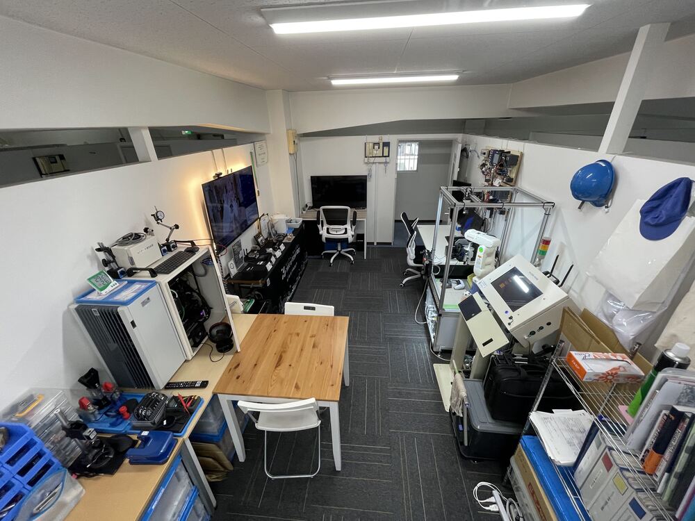 別角度から。展示デモ機や検証中の機材が並びます。